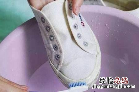 小白鞋发黄怎么办最简单的方法 白鞋变黄怎么办小妙招