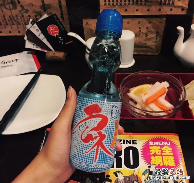还记得第一次开瓶被弹珠喷的体验么 波子汽水怎么打开瓶盖