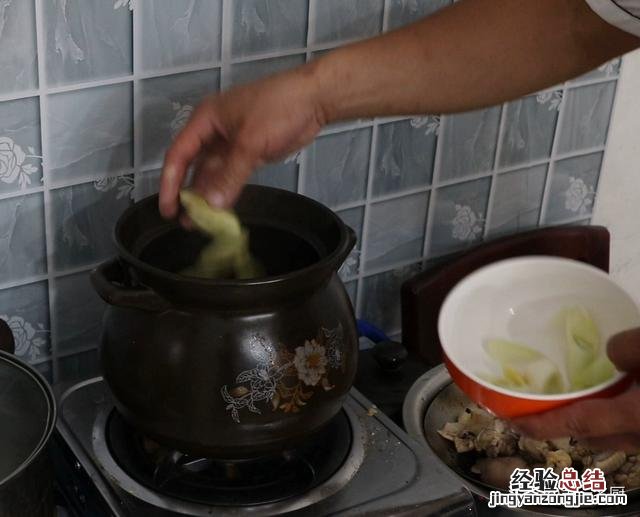 干香菇清炖鸡汤的家常做法 香菇鸡汤怎么做好吃又营养