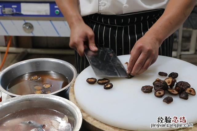 干香菇清炖鸡汤的家常做法 香菇鸡汤怎么做好吃又营养