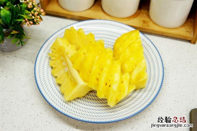 菠萝不泡盐水正确吃法 菠萝怎么吃更甜