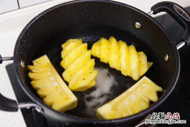 菠萝不泡盐水正确吃法 菠萝怎么吃更甜
