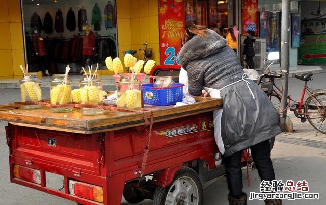 菠萝不泡盐水正确吃法 菠萝怎么吃更甜