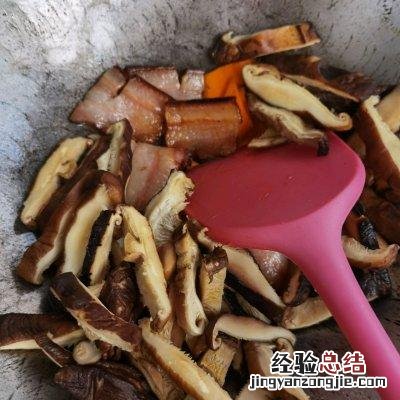 香菇炒肉饭的正宗做法 买回来的熏肉怎么吃