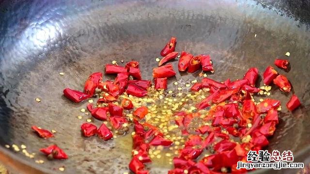 今天教大家正宗辣子鸡做法 辣子鸡怎么做好吃家常做法