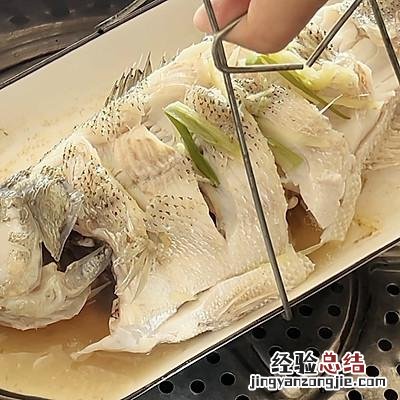 食堂清蒸鲈鱼最正宗的方法 鲈鱼清蒸怎么做不腥