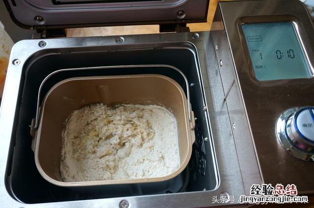 巧用面包机轻松做出柔软面包 面包机做面包的方法及配料