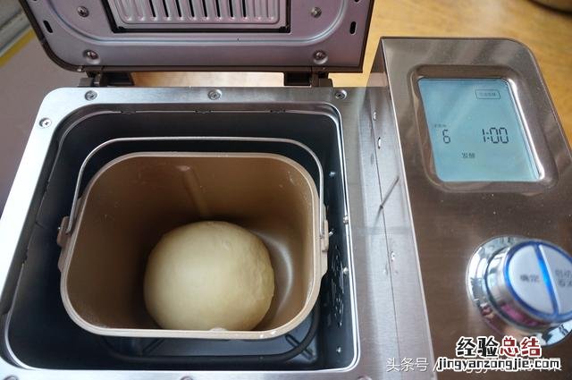 巧用面包机轻松做出柔软面包 面包机做面包的方法及配料
