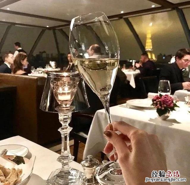 白葡萄酒的正确饮用方法 干白葡萄酒怎么喝口感更好