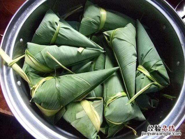 矿泉水瓶包粽子的方法与步骤图 怎么包粽子简单又快又好看