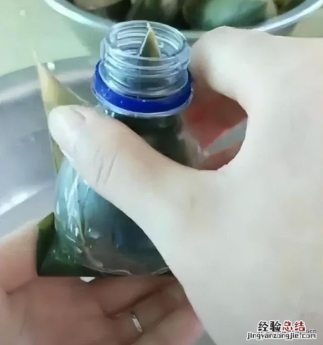 矿泉水瓶包粽子的方法与步骤图 怎么包粽子简单又快又好看