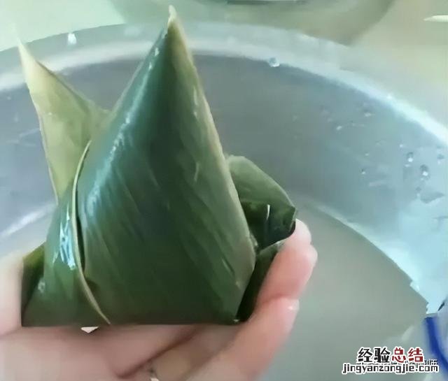矿泉水瓶包粽子的方法与步骤图 怎么包粽子简单又快又好看