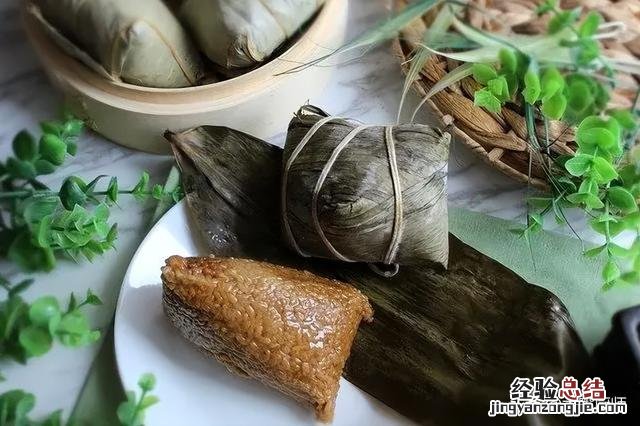 矿泉水瓶包粽子的方法与步骤图 怎么包粽子简单又快又好看