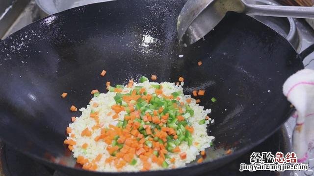 原来饭店大厨是这样做酱油炒饭的 酱油炒饭怎么做最好吃又简单