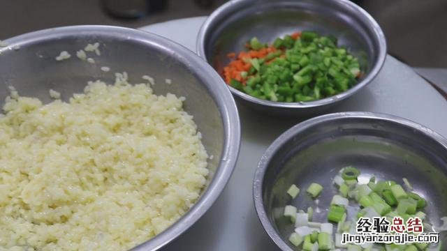 原来饭店大厨是这样做酱油炒饭的 酱油炒饭怎么做最好吃又简单