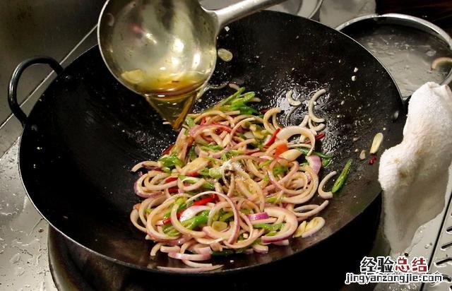厨师长教你做洋葱炒青椒 甜不辣怎么做好吃