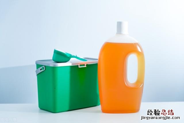 84消毒液洗衣服正确使用方法 洗衣机放多少84消毒液合适
