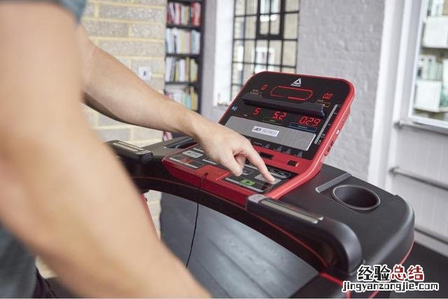 适合初学者的跑步机使用指南入门 跑步机的使用方法图解