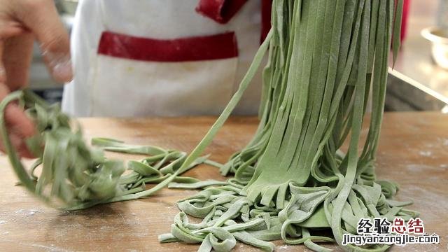 手擀菠菜面最正宗的做法 菠菜粉怎么做面食好吃