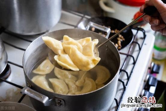 冷冻饺子的正确煮法冷水还是开水 冻饺子怎么煮不破皮