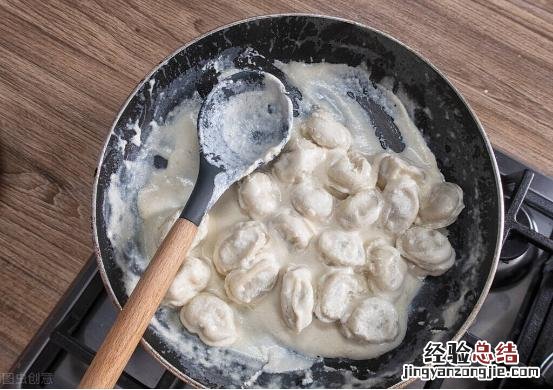 冷冻饺子的正确煮法冷水还是开水 冻饺子怎么煮不破皮