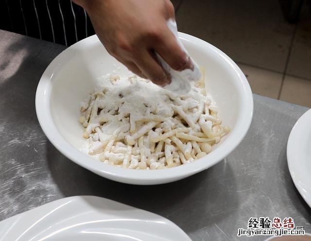 厨师长教你椒盐白玉菇的家常做法 白玉菇怎么炸才酥脆家常做法