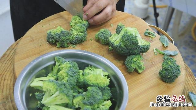 凉拌西兰花的正确方法 西兰花凉拌怎么做好吃又简单