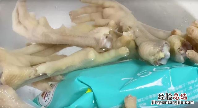 原来给鸡爪去骨这么简单 鸡爪去骨的方法