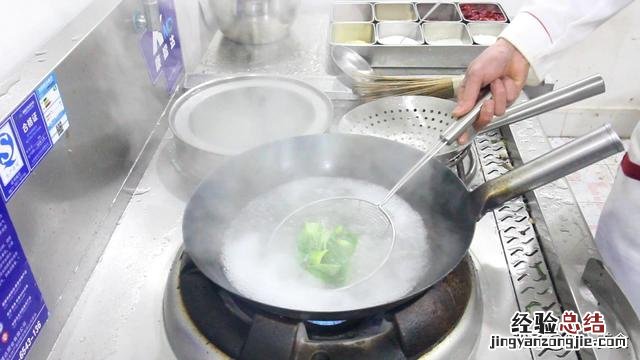 厨师长教你这样做鲈鱼 如何做鲈鱼好吃又简单