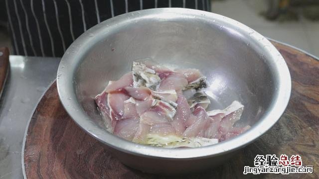 青椒焖鲤鱼的正宗做法 怎么炖鲤鱼好吃又简单