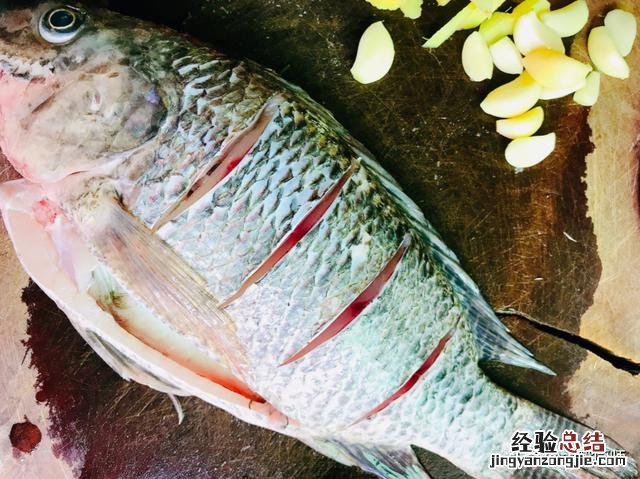 红烧鱼最简单的做法 红烧鲫鱼怎么做好吃又简单