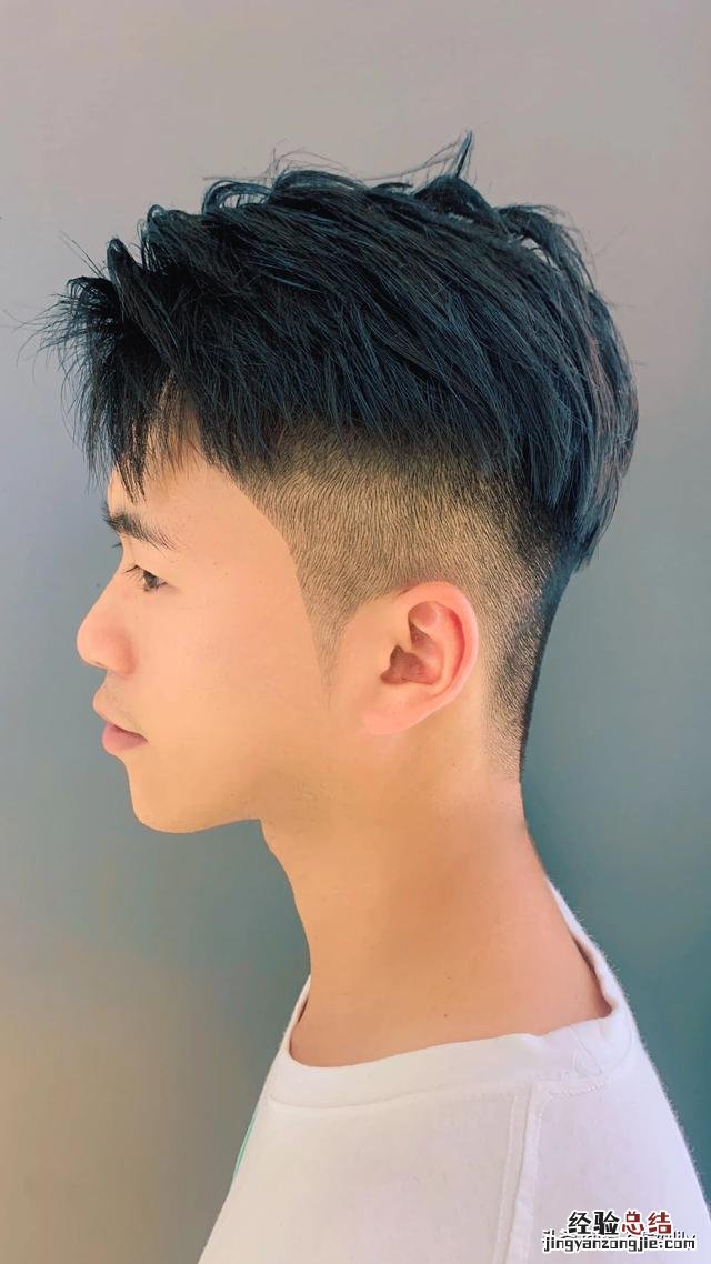 男发这样剪保证让你帅精神有个性 2023男生短发发型图片