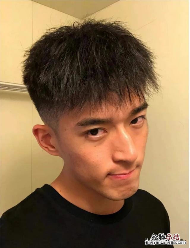 男发这样剪保证让你帅精神有个性 2023男生短发发型图片