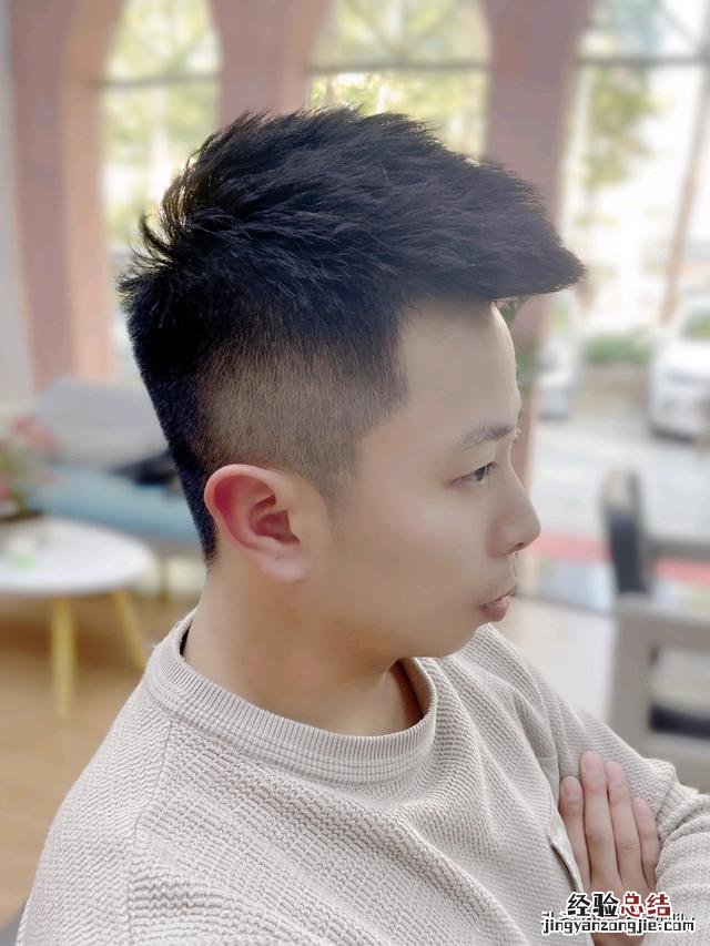 男发这样剪保证让你帅精神有个性 2023男生短发发型图片