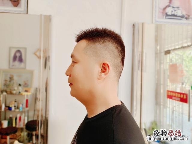 男发这样剪保证让你帅精神有个性 2023男生短发发型图片