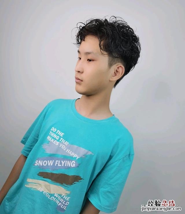 男发这样剪保证让你帅精神有个性 2023男生短发发型图片