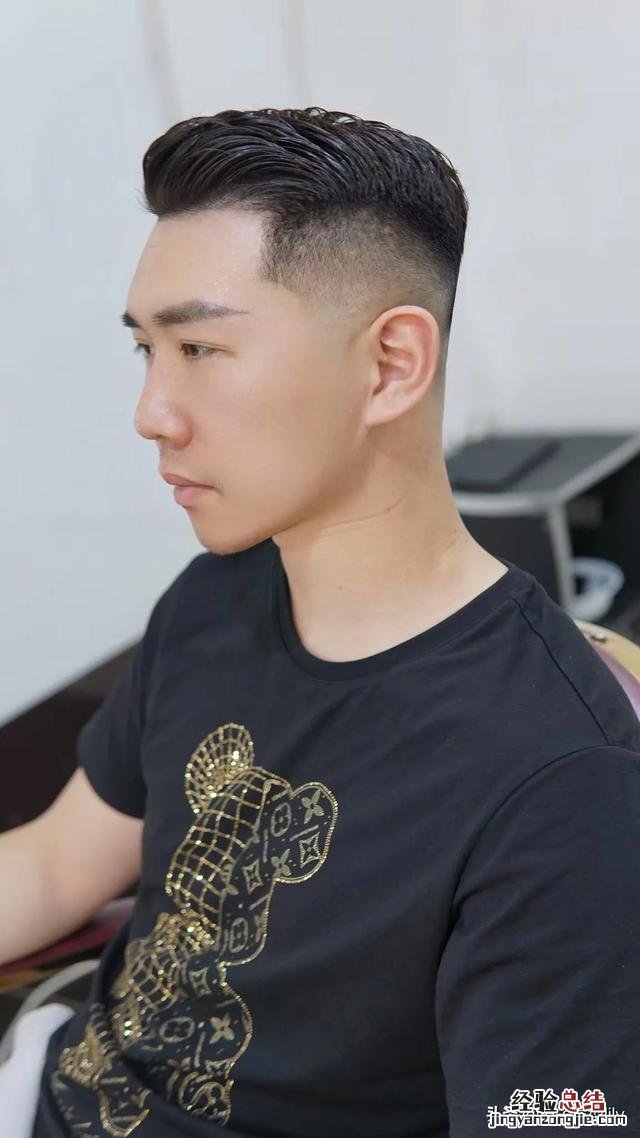 男发这样剪保证让你帅精神有个性 2023男生短发发型图片