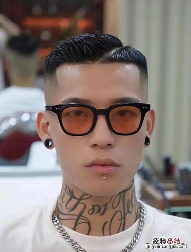 男发这样剪保证让你帅精神有个性 2023男生短发发型图片