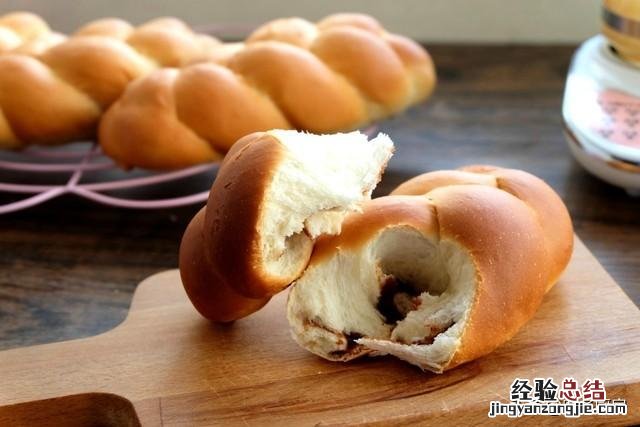 做面包时的最佳揉面方法 怎么做面包简单做法