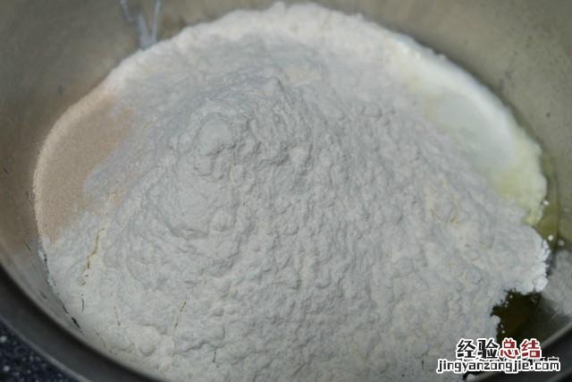 做面包时的最佳揉面方法 怎么做面包简单做法