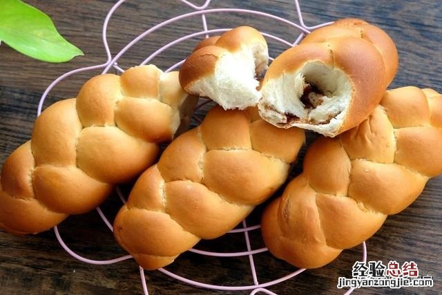 做面包时的最佳揉面方法 怎么做面包简单做法