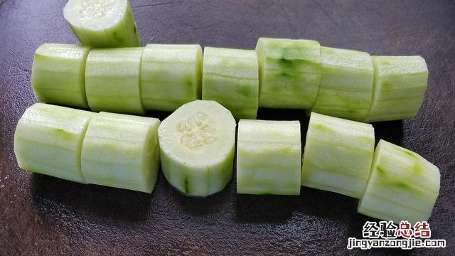 教你一道又香又好吃的蒜蓉黄瓜 蒜泥黄瓜怎么做好吃