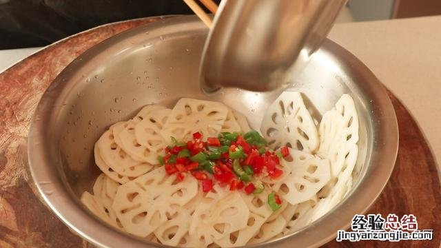 凉拌藕片怎么做才脆脆的好吃 莲菜凉拌的做法酸甜味