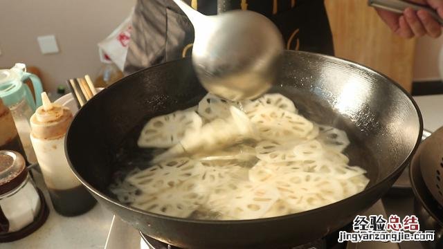凉拌藕片怎么做才脆脆的好吃 莲菜凉拌的做法酸甜味