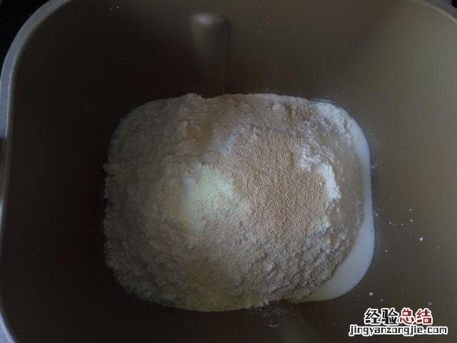用面包机自己做面包最简单的方法 面包机做花卷的配方