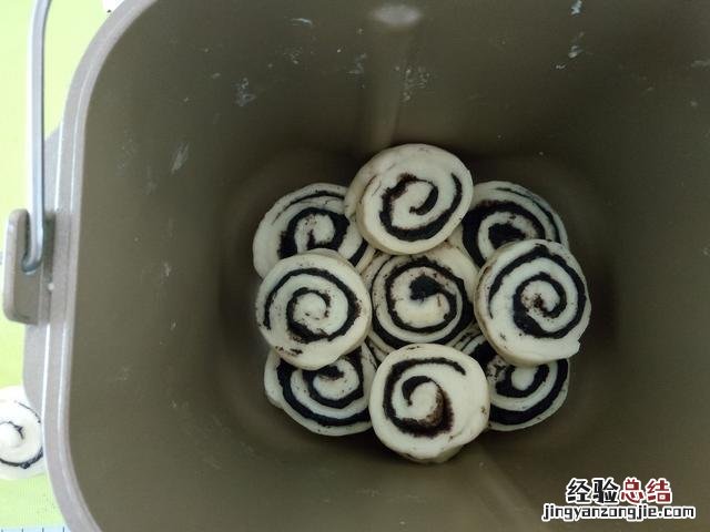 用面包机自己做面包最简单的方法 面包机做花卷的配方
