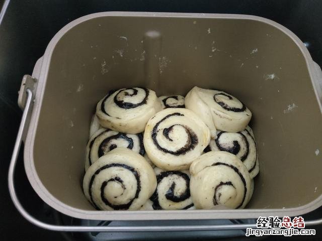 用面包机自己做面包最简单的方法 面包机做花卷的配方