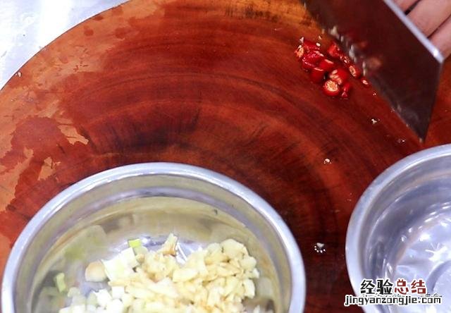 饭店的油焖茄子怎么做窍门 油焖茄子怎么做好吃又简单