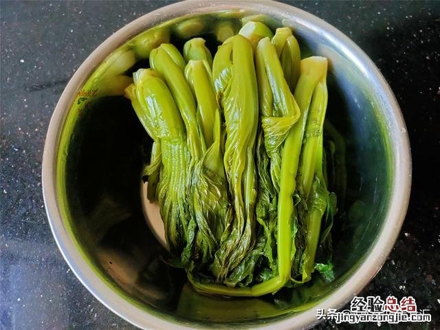 酸菜要怎么炒都不会酸才好吃 腌制的酸菜怎么炒好吃