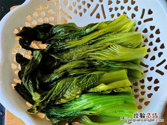 酸菜要怎么炒都不会酸才好吃 腌制的酸菜怎么炒好吃